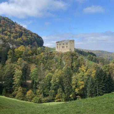 Auf einer Wanderung hoch zur Portiflue hat Ivo Schädler der Ruine Gilgenberg bei Zullwil einen Besuch abgestattet. 