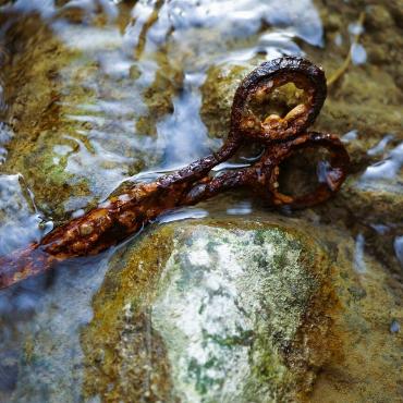 Wer vermisst diese rostige, zum Teil versteinerte uralte Schere im Bach? – fragt Loretta Grieder aus Zeglingen. 