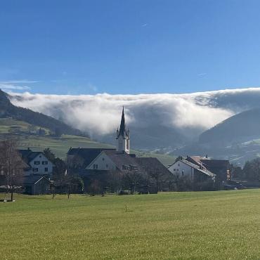Kilchberg mit dem Zeglingerberg im Hintergrund, über den sich der Nebel wälzt, wurde von Meggi Breitenstein aus Kilchberg fotografiert.