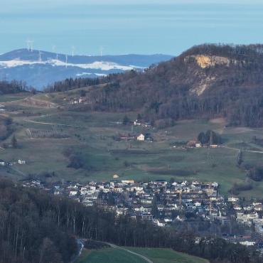 Schnee auf den Hügeln im Hintergrund, aber nicht auf der Sissacher Fluh. Fotografiert vom Zunzgerberg von Marcel Gysin aus Zunzgen.