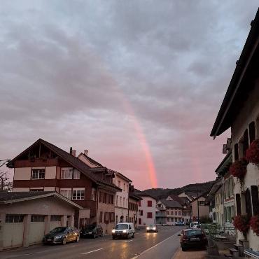 Fritz Häuselmann aus Gelterkinden wurde am frühen Morgen von diesem Regenbogen vor seiner Wohnung überrascht.