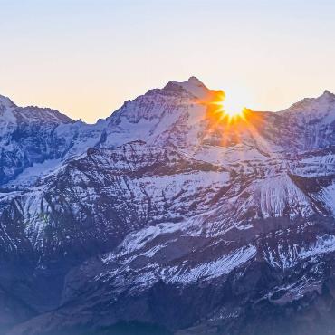 Hinter dem Niesen im Berner Oberland kam die Sonne hervor und strahlte direkt in die Kamera von Res Thomet aus Diegten.