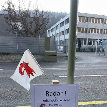 Auch die Polizei wünscht mit einem Augenzwinkern frohe Weihnachten – fotografiert von Stefan Saladin aus Lupsingen an der Haltestelle Zeughaus in Liestal.
