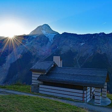 Diesen magischen Moment hat Franz Schweizer in beim Bietschhorn eingefangen. Unterhalb des Bergs kam es im Mai zum Bergsturz, der das Dorf Blatten zu grossen Teilen unter sich begrub. 