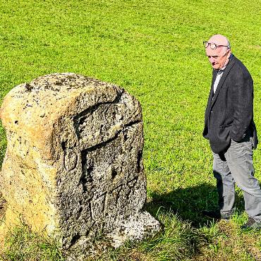 Von Stein zu Stein: Der Kantons geometer geht hart an der Grenze