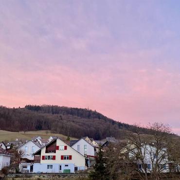 Der rote Himmel über Buckten ist Andy Steiner am 27. Januar aufgefallen. 