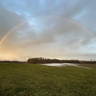 Denise Grieder aus Rünenberg hat eine wunderbare Morgenstimmung mit einem Regenbogen fotografiert.