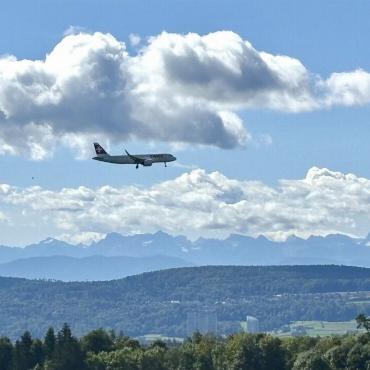 Eugen Schwarz aus Oberdorf hat dieses Flugzeug beim Landeanflug auf den Flughafen Kloten vom Gerlisberg aus beobachtet.