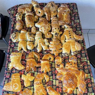 Gisela Meyer und Andrea Klinger aus Gelterkinden zeigen, wie vielfältig sich Grättimänner formen lassen.