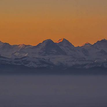 Beim Sonnenaufgang auf der Bölchenfluh hat Res Thomet aus Diegten Eiger, Mönch und Jungfrau in rosigem Licht wie stille Wächter der Alpen erlebt. Er schreibt: «Der neue Tag steigt sanft empor und erfüllt das Herz mit Ruhe und Staunen.»