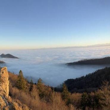 Diesen Blick über das vom Nebel verdeckte Mittelland hin zu den Alpen, eingefangen in einer wunderschönen Abendstimmung, hat Matthias Ritter aus Sissach auf der Bölchenfluh aufgenommen.