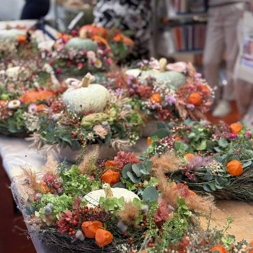 Anita Vögtli von der Sissacher Bibliothek hat dieses Foto vom Workshop "floristische Herbstdeko" in der Bücherei geschossen.