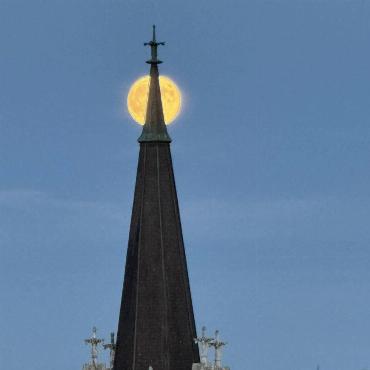 Auch Anne McLaren aus Kilchberg liess es sich nicht entgehen, den Supermond während ihres Abendspaziergangs zu fotografieren.