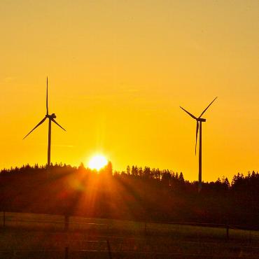 «Sonnenaufgang am Mont-Soleil im Jura. Der Ort, wo Sonnenenergie und Windkraft zu Elektrizität umgewandelt wird», schreibt Ruedi Niederhauser aus Ormalingen.