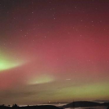 Dieses Polarlichtspektakel wurde von Satrugan Buser aus Gelterkinden von der Buuseregg aus eingefangen.