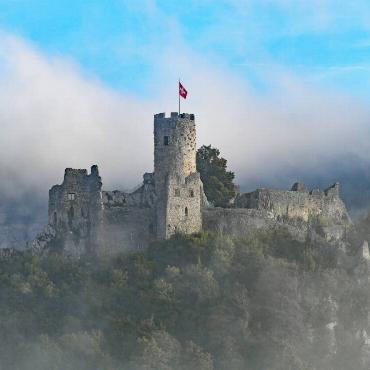 "Die Ruine Neu Falkenstein bei Balsthal ist besonders schön, wenn sie im Herbst von Nebel umschlungen ist", schreibt Franz Schweizer aus Bretzwil zu diesem Bild.