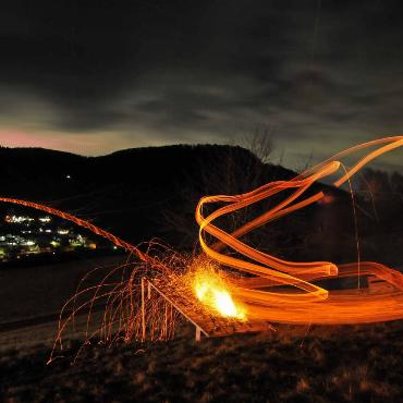 Diese Langzeit-Aufnahme der alten Tradition Scheibenschiessen – «Schiibääfüür» in seinem nachbardorf Nunningen ist Franz Schweizer aus Bretzwil gelungen.
