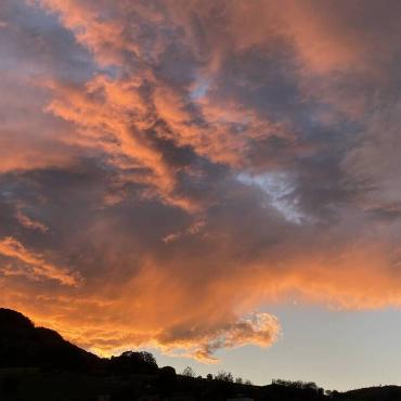 Ein herrliches Abendrot über Läufelfingen, aufgenommen von Ivo Schädler. 