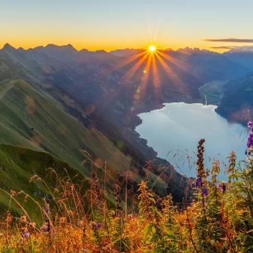 Jan Furler aus Bubendorf konnte diesen traumhaften Sonnenaufgang oberhalb vom Brienzersee mit seiner Kamera aufnehmen.