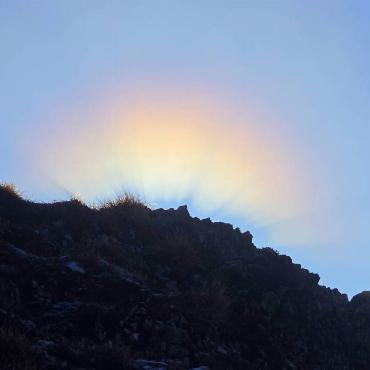 Satrugan Buser aus Gelterkinden gelang dieses Bild eines farbigen Schattens des Felsens auf der Bölchenflue. Entstanden ist er im Gegenlicht – im Zusammenspiel mit fast unsichtbarem Nebel.