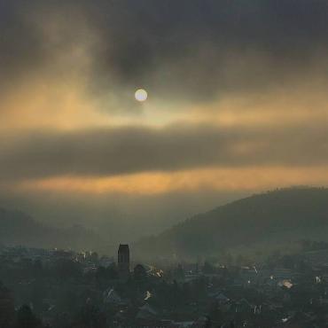 In Nebel gehüllt zeigt sich der Sonnenaufgang über Gelterkinden, festgehalten von Satrugan Buser aus Gelterkinden.
