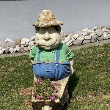 Diese Aufnahme habe ich im Dorf Triengen auf der Wanderung in einem Garten angetroffen, auch ihm hat die Hitze sehr zugesetzt, auch den Pflanzen.