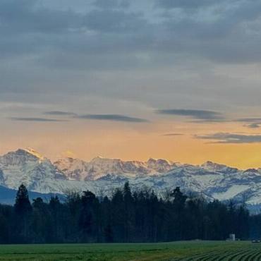 Im warmen Abendrot zeigt sich von Belp aus ein beeindruckendes Alpenpanorama mit Eiger, Mönch und Jungfrau – festgehalten von Eugen Schwarz aus Oberdorf. 