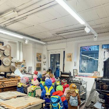 "Mit grossen Augen bestaunten die kleinen Druckprofis die grossen Maschinen der Schaub Medien AG, stellten neugierige Fragen und staunten über Farbe, Papier und ganz viel Technik", schreibt Jasmin Weisskopf-Schaub aus Böckten. 