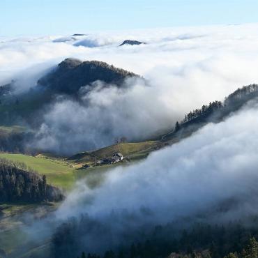 Res Thomet aus Diegten hat diese eindrückliche Nebelwelle fotografiert, die vom Mittelland ins Oberbaselbiet strömt.