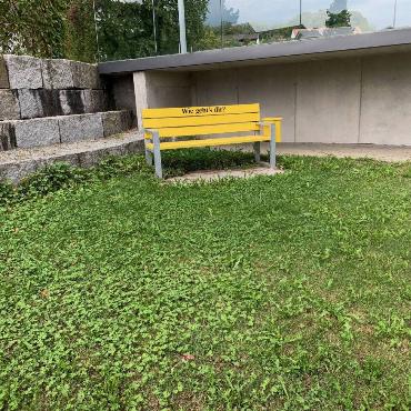 "Wird mit ihrer Frage persönlich: Die Pausenbank neben dem Dorfladen in Arboldswil", schreibt Andre Frauchiger aus Bretzwil zu diesem Bild.