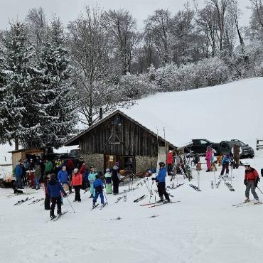 Hier ist die Schiihütte in Oltingen im Oberbaselbiet
