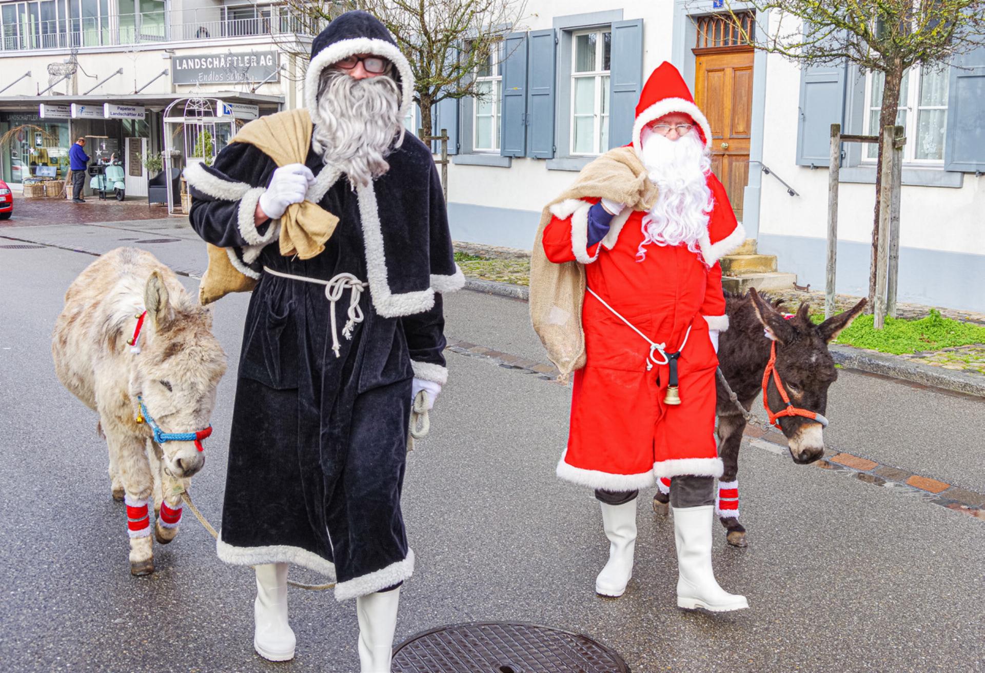 Glühwein, Gutzi und gemütliches Beisammensein im Dorf