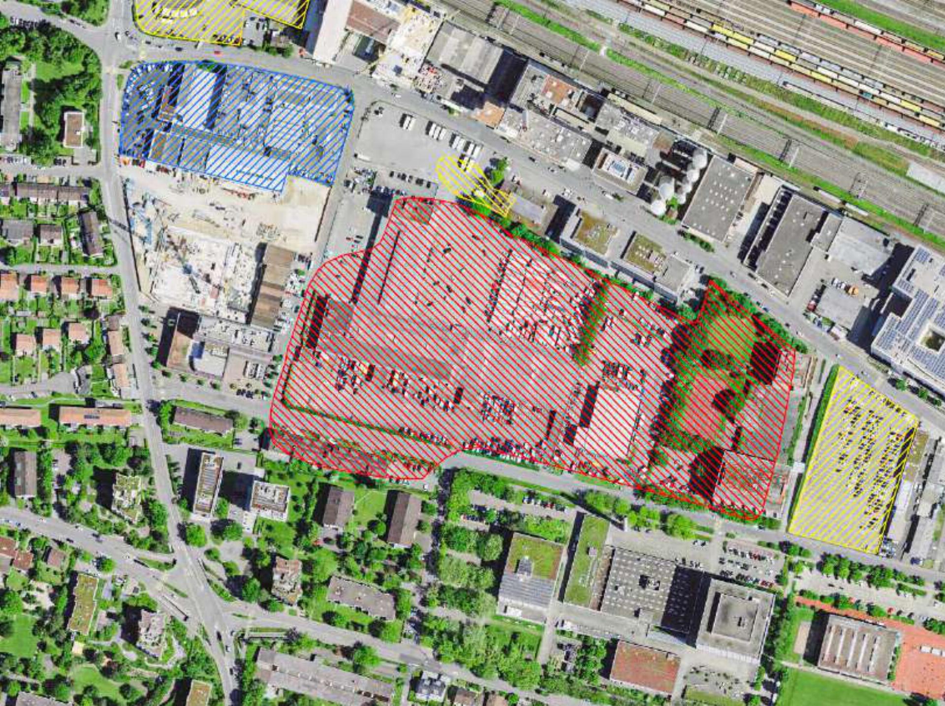 Die frühere Deponie Feldreben (rot markiert) liegt mitten im Muttenzer Gewerbegebiet, unweit des Rangierbahnhofs. Bild GeoView.BL