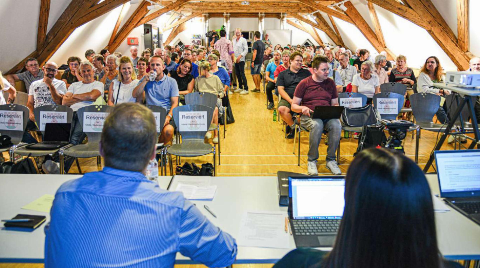 40 Prozent der Stimmberechtigten von Hersberg erschienen an der Gemeindeversammlung, die darüber entschied, ob die Fusion an die Urne kommt. Bild Archiv vs