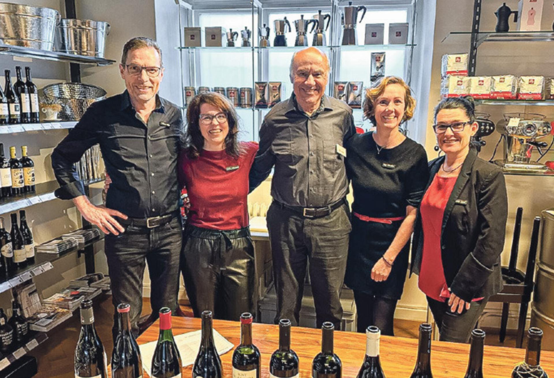 Prominente Gäste an der Weindegustation - Das Bild wird blockiert. – Möglicherweise durch einen aktiven Adblocker.