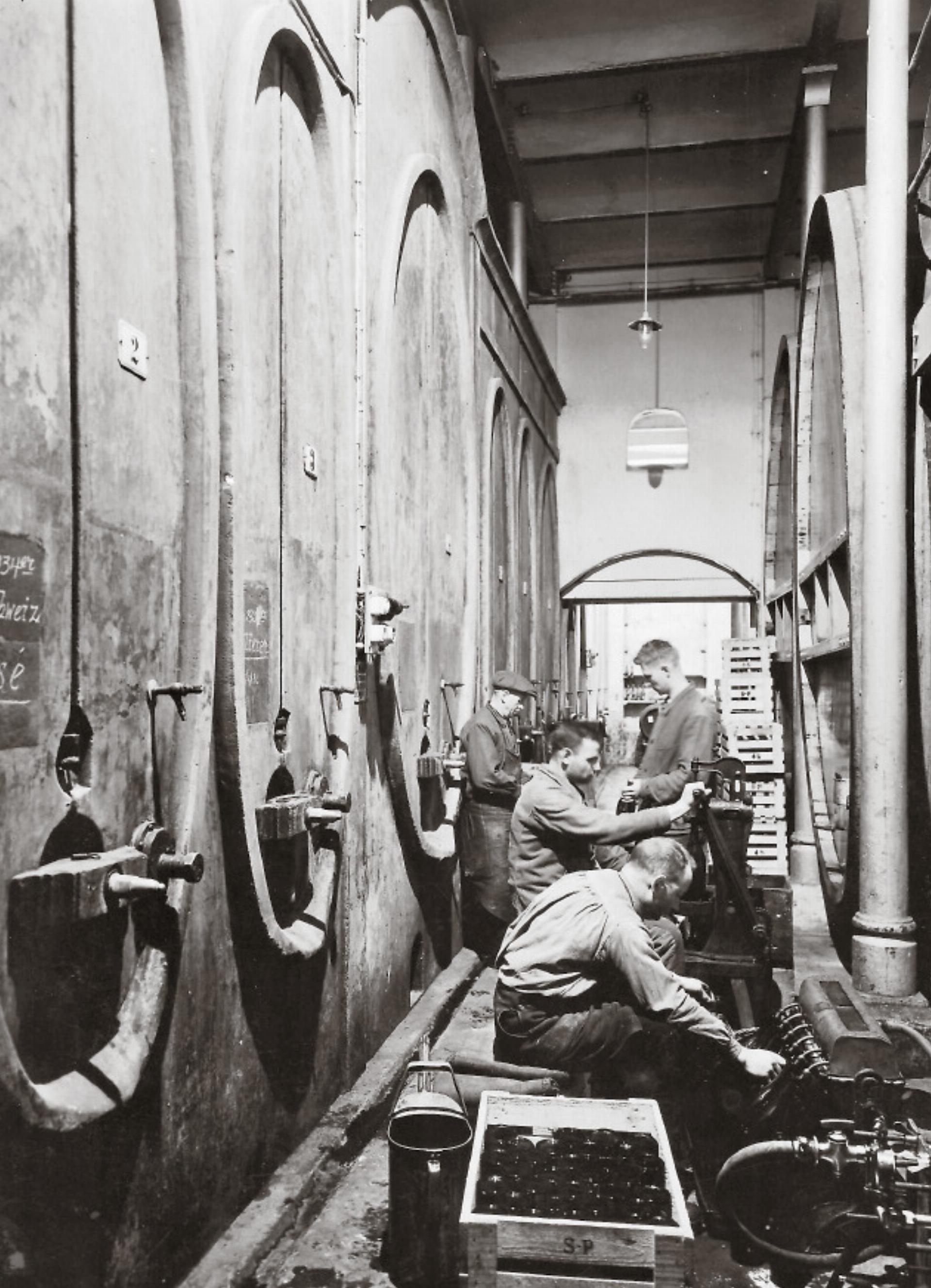 Weinabfüllung im Keller der Siebe Dupf Kellerei im Jahr 1937.