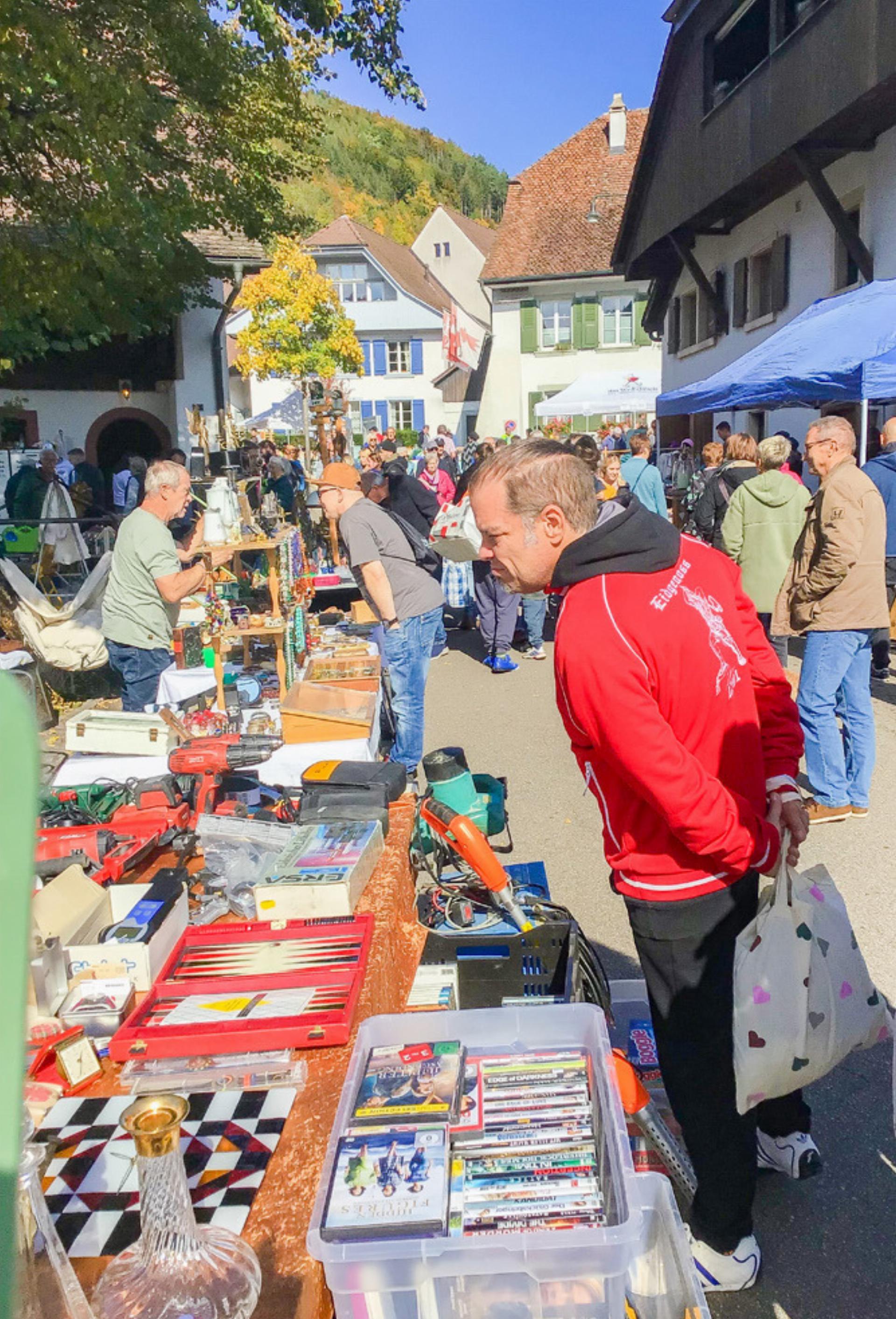 Perfekter Markttag am Fuss der Rebhänge - Das Bild wird blockiert. – Möglicherweise durch einen aktiven Adblocker.