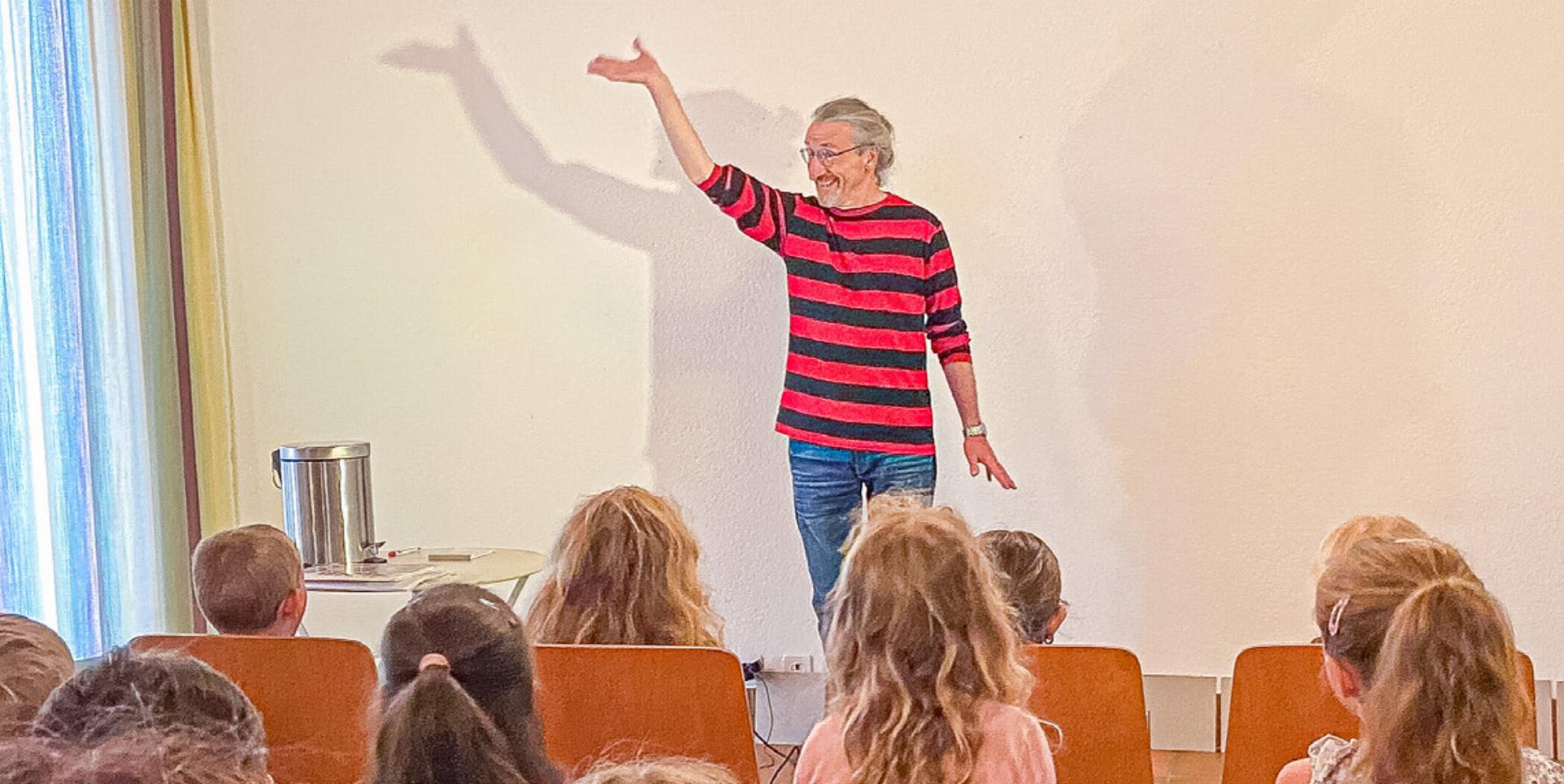 Lorenz Pauli verzaubert die Kinder