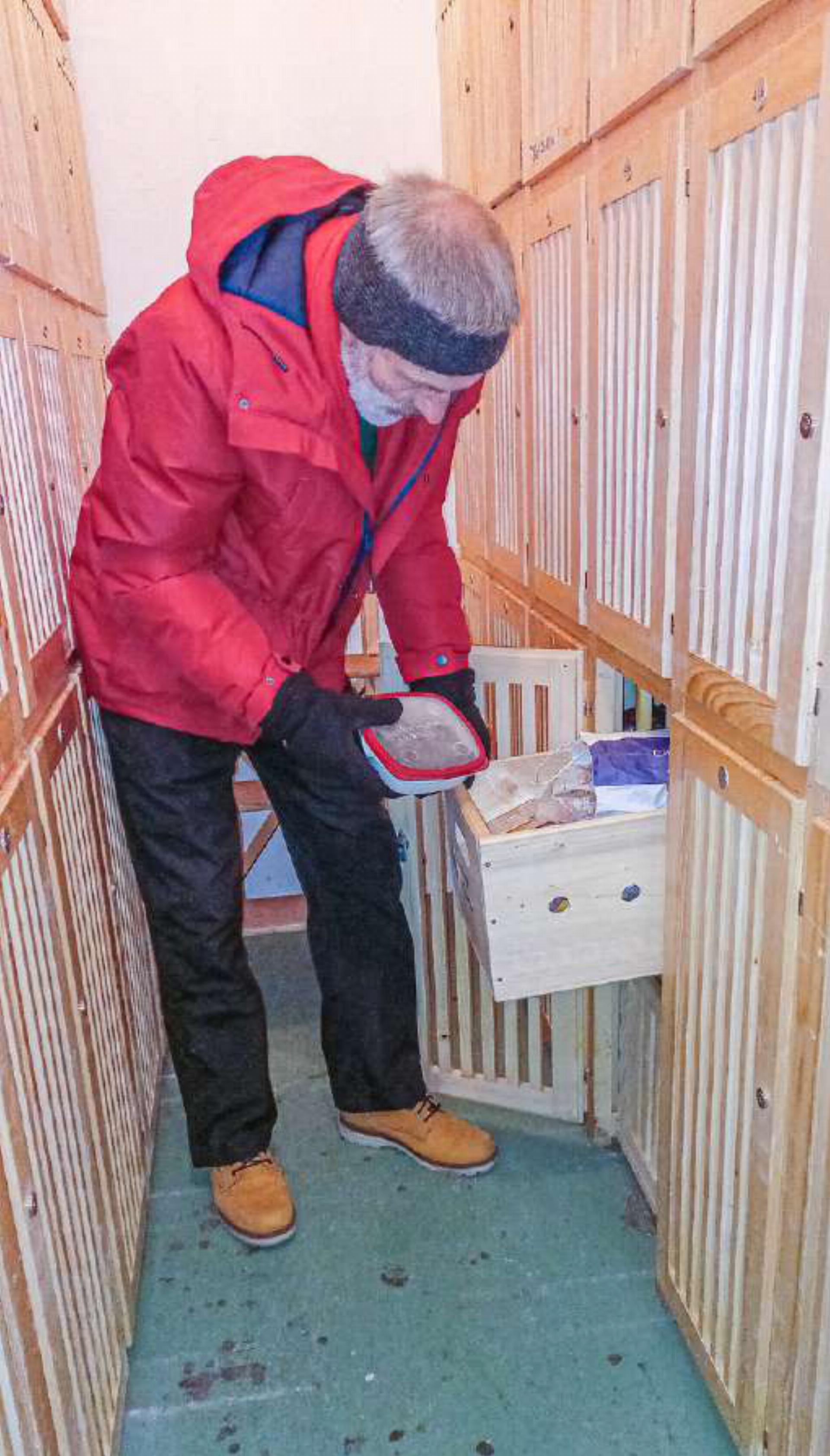 Hannes Gass, Präsident der Milchgenossenschaft Oltingen, lagert etwas in seinem Kühlfach. Bild zvg / Sonja Gass