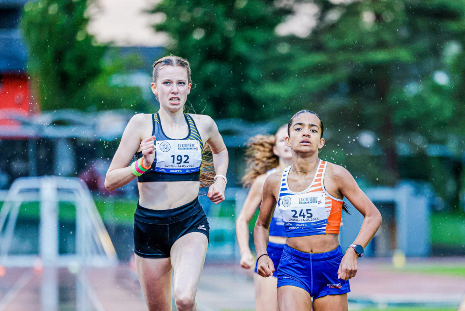 Anina Schmid (rechts) siegte nach 1000 Metern um Haaresbreite und darf zum Schweizer Final von «Mille Gruyère».