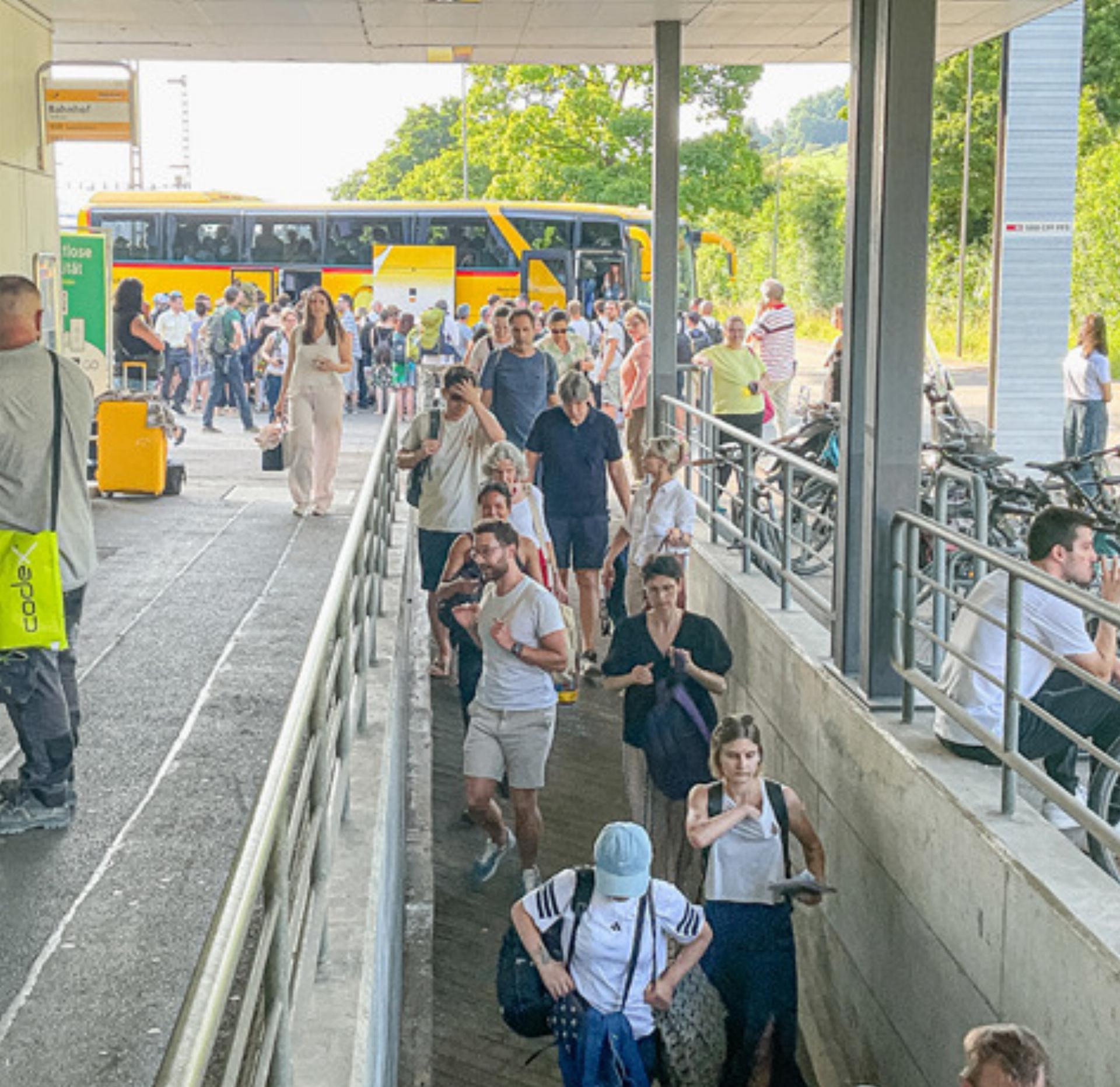 Reisende sassen an Bahnhöfen fest