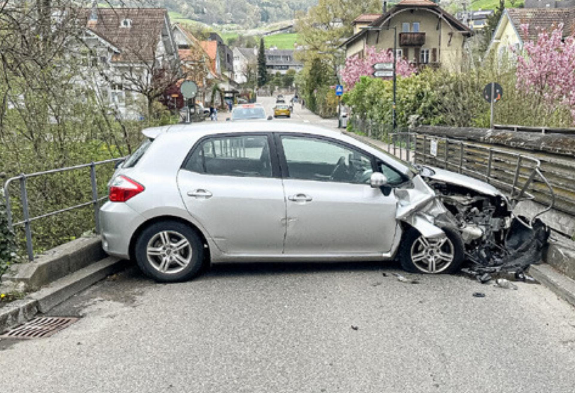 Auto kollidiert mit Brückengeländer - Das Bild wird blockiert. – Möglicherweise durch einen aktiven Adblocker.