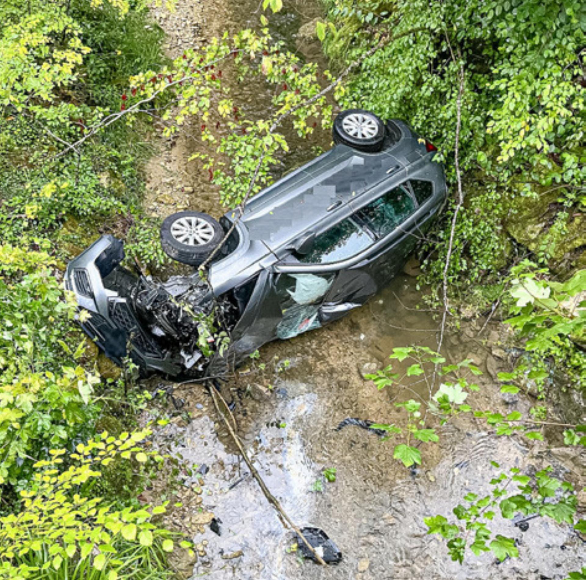 Auto landet nach Unfall in Bachbett