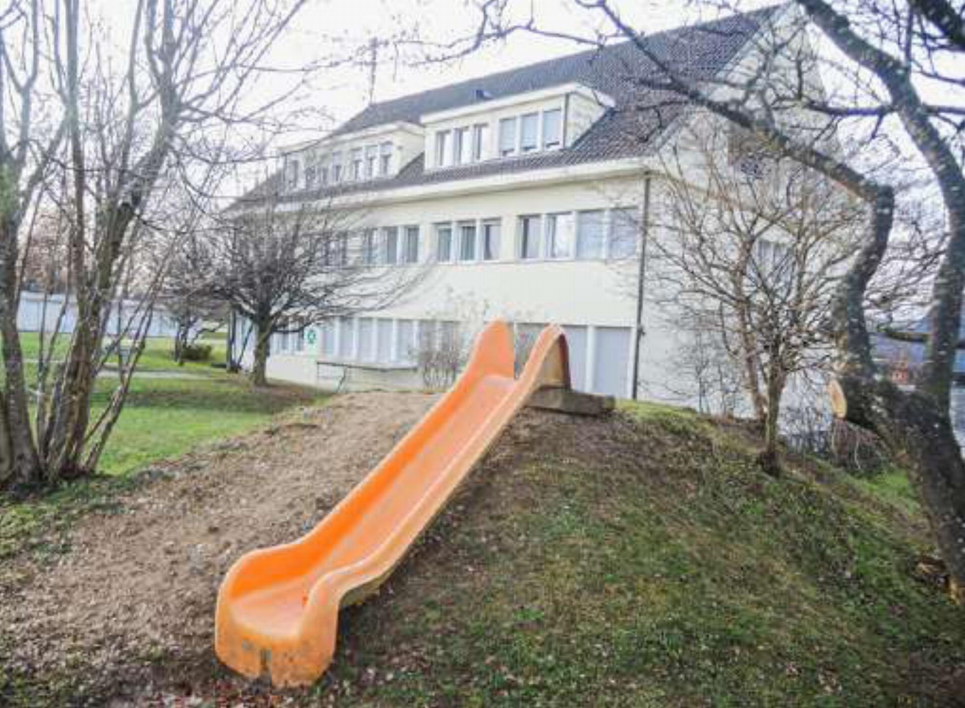 Der neue Spielplatz in Seltisberg soll hinter der Gemeindeverwaltung entstehen. Noch steht die alte Rutsche. Bild Peter C. Müller