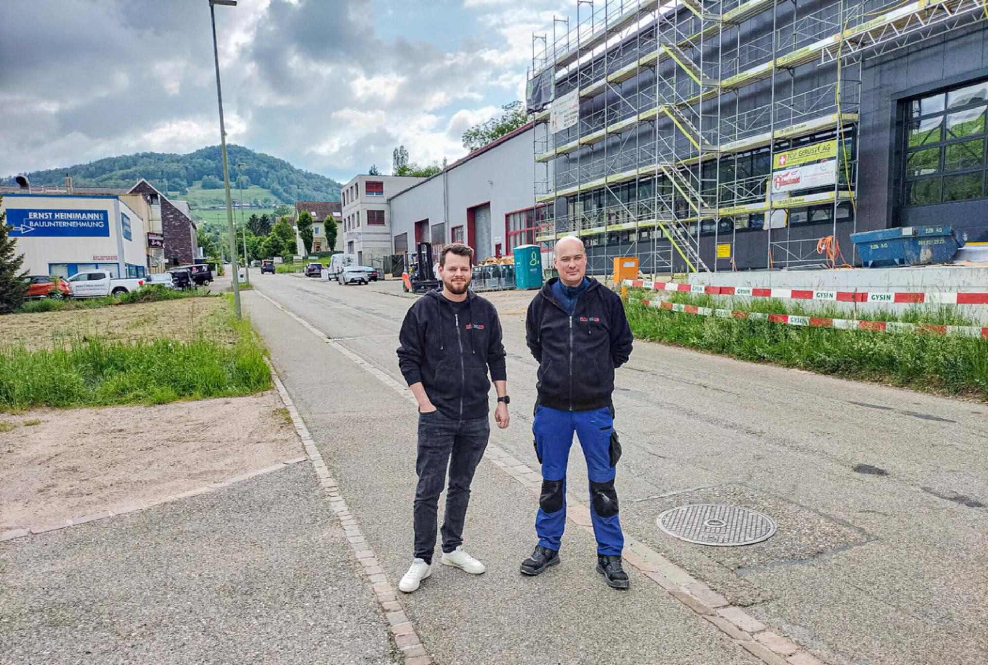 Jan Schröder (links) und Aaron Rubitschung vor dem neuen Gebäude der Rubitec AG in Bennwil. Bild Paul Aenishänslin