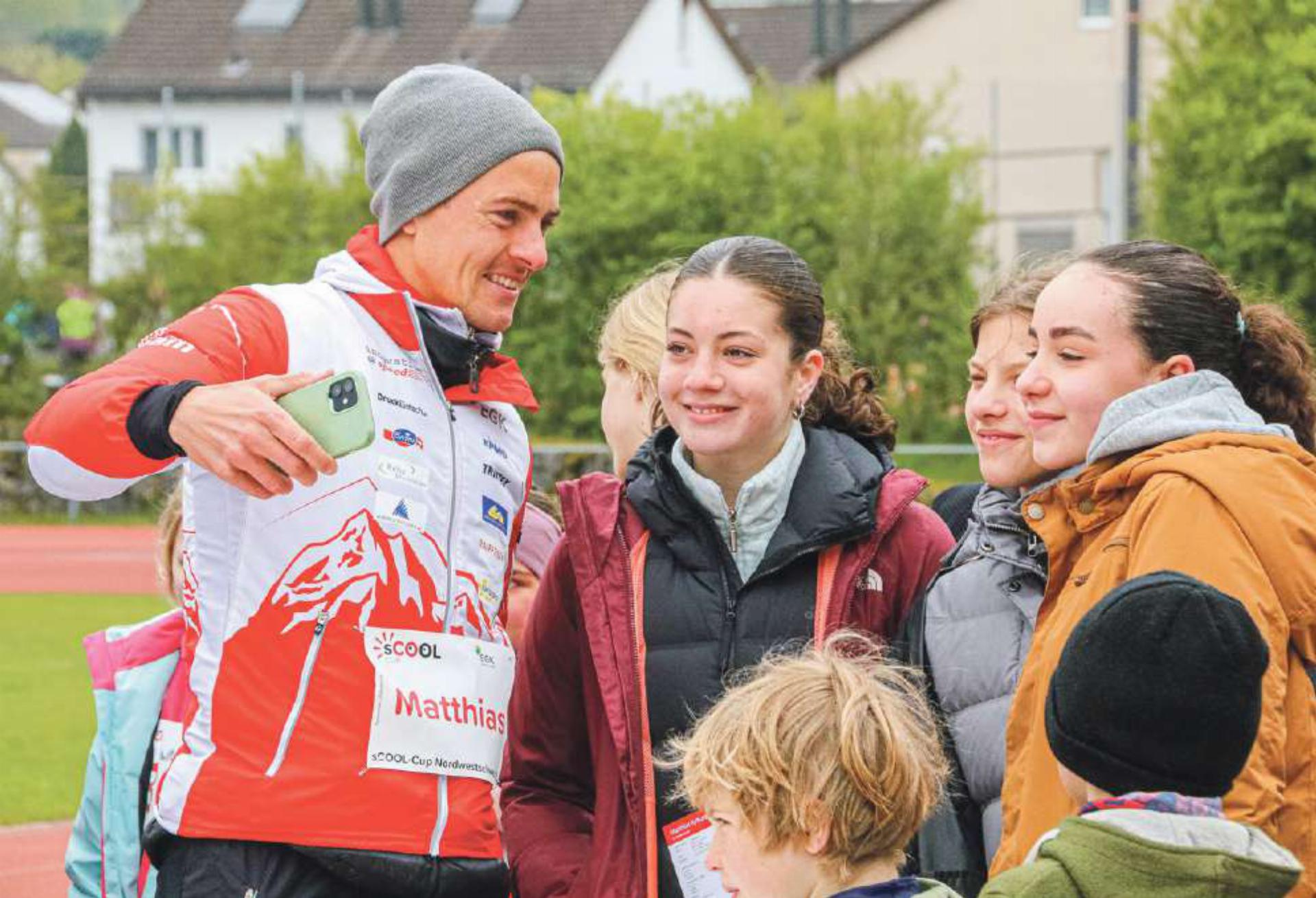 Auf ein Selfie mit einem Weltmeister und Olympioniken: Schülerinnen mit Matthias Kyburz. Bilder Sebastian Wirz