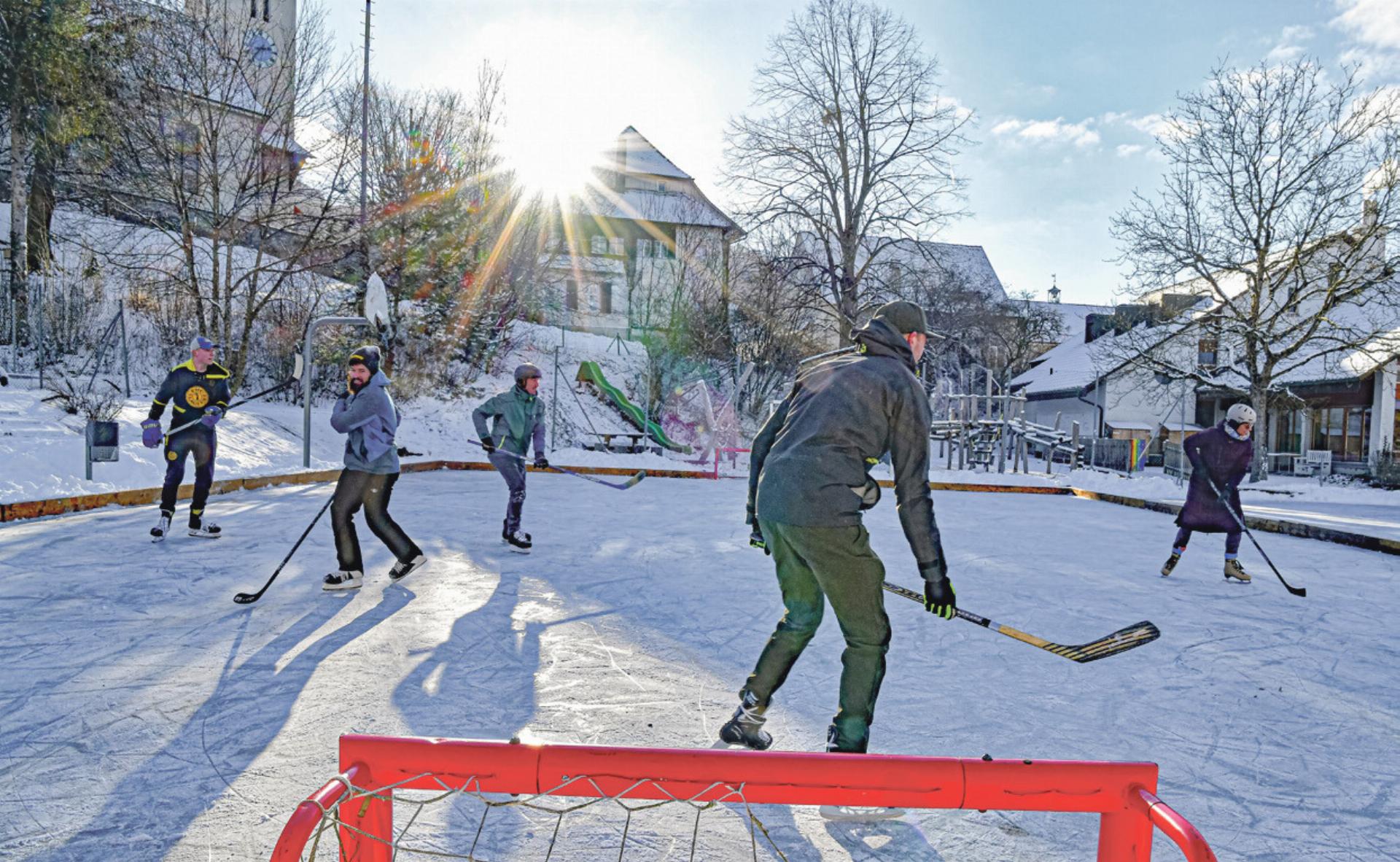 Sportplatz dank Frosts und Freiwilliger - Das Bild wird blockiert. – Möglicherweise durch einen aktiven Adblocker.