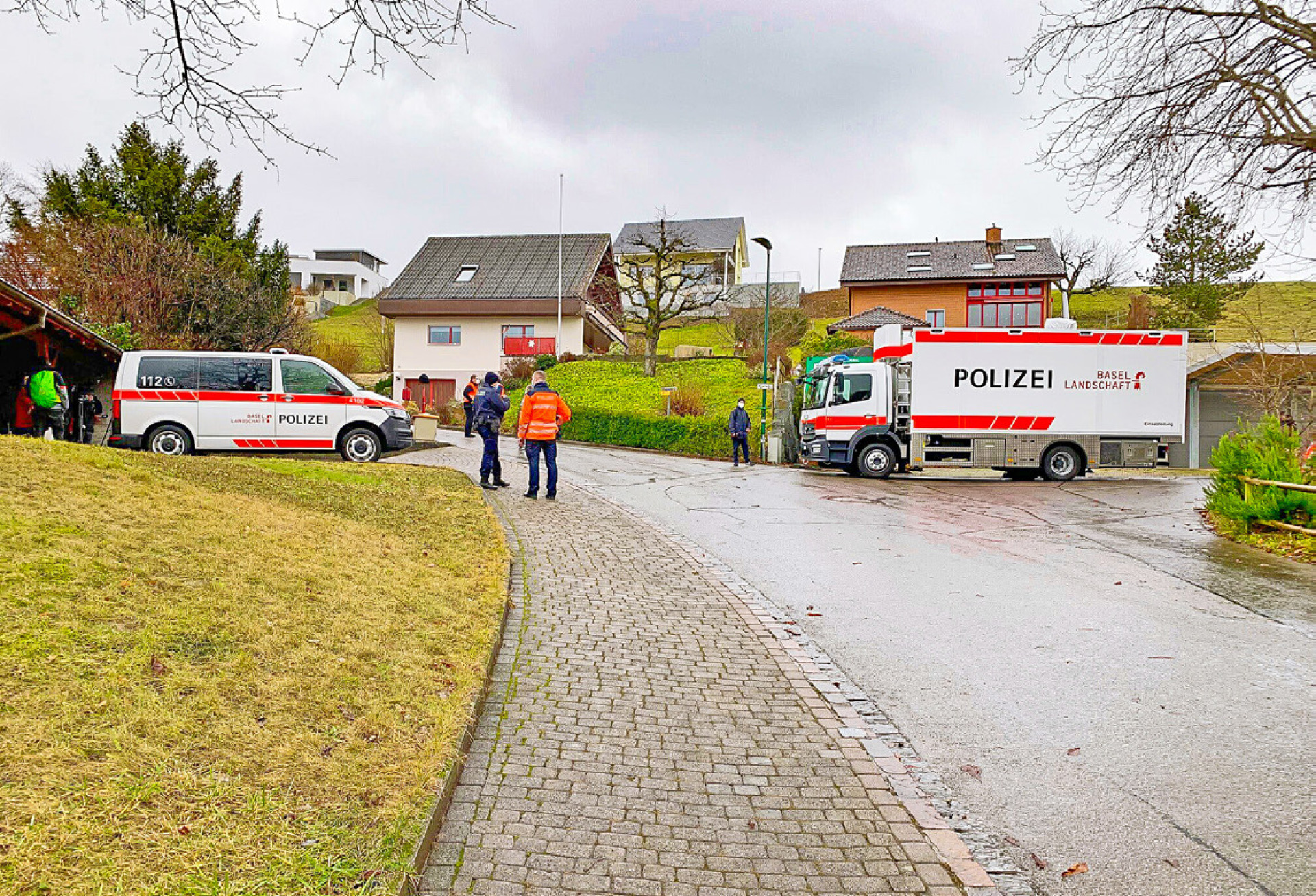Polizeieinsatz nach dem Tötungsdelikt in Lampenberg. Bild Archiv vs