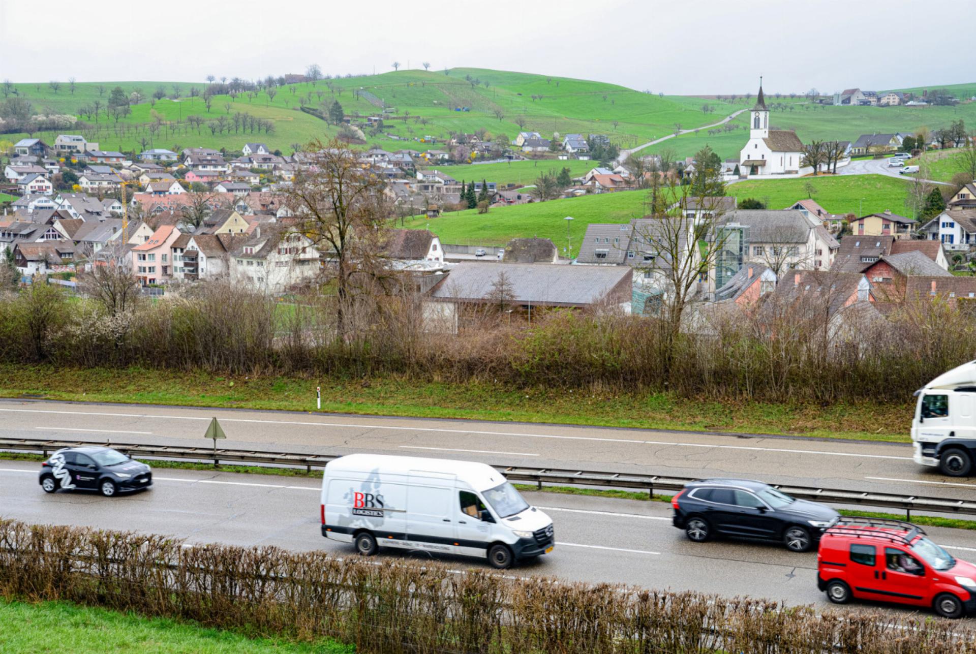 Ab 2027 wird der Autobahnabschnitt bei Arisdorf saniert – dann soll laut der Gemeinde auch in den Lärmschutz investiert werden. Bild Christian Horisberger