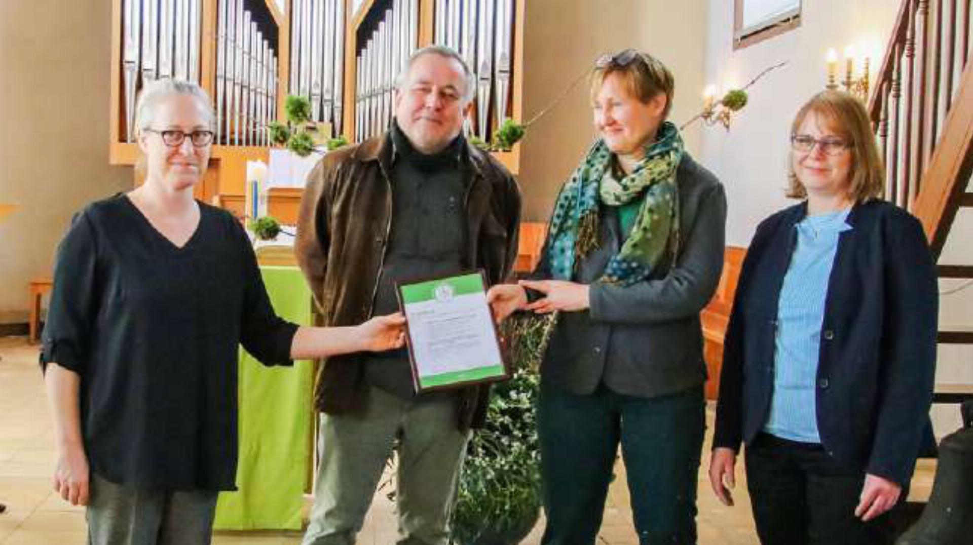 Das Umweltteam um Franziska Buonfrate, Felix Dürr, Dominika Dällenbach und Sonja Köhler (von links) nimmt das Zertifikat entgegen. Bild Brigitt Buser